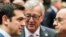 Gretsiya Bosh vaziri Aleksis Tsipras (chapda) Yevropa Komissiyasi Prezidenti Jan-Klod Yunker (markazda) va Fransiya Prezidenti Fransua Olland bilan Yevropa Kengashi binosida yevrozonaga a'zo 19 mamlakat rasmiylari majlisida gaplashmoqda, Bryussel, 12-iyul, 2015-yil
