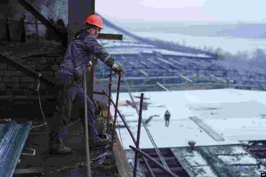 Un trabajador se encuentra en el techo de una planta de energía de DTEK después de los recientes ataques rusos con misiles, el 28 de noviembre de 2024.&nbsp;