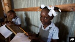 Elèv nan lekòl Bethesda Evangelical nan Canaan, Ayiti. Foto: 24 out 2017. (Foto: AP/Rebecca Blackwell)