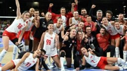 Türkiye Kadın Voleybol Takımı, rakibi Çin'i 3-2 yenerek organizasyon tarihinde ilk kez yarı finale yükseldi.
