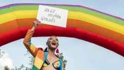 FILE - Seorang anggota komunitas LGBTQ meluapkan kegembiraannya setelah parlemen Thailand meloloskan RUU pernikahan sesama jenis, di Gedung Pemerintahan di Bangkok, 18 Juni 2024.