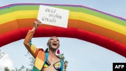 FILE - Seorang anggota komunitas LGBTQ meluapkan kegembiraannya setelah parlemen Thailand meloloskan RUU pernikahan sesama jenis, di Gedung Pemerintahan di Bangkok, 18 Juni 2024.