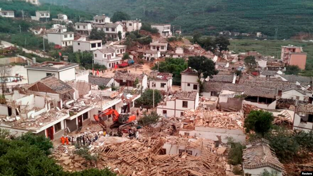 Rumah-rumah di kota Ludian, provinsi Yunnan roboh akibat gempa 6,1 skala Richter Minggu sore (3/8). 