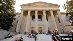 Beberapa mahasiwa sedang duduk-duduk di tangga Perpustakaan Wilson di kampus Universitas North Carolina di Chapel Hill, North Carolina, 20 September 2018. (Foto: Reuters)