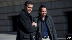 En esta foto de 2016, el líder del PSOE Pedro Sánchez estrecha la mano del líder de Unidas Podemos, Pablo Iglesias.