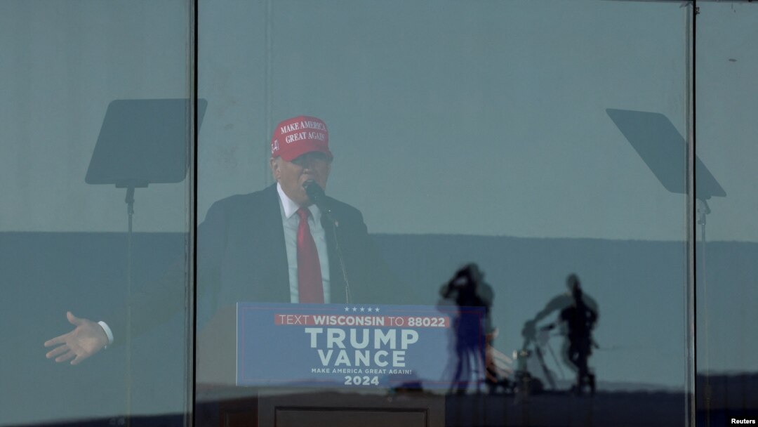 Kandidat presiden dari Partai republik sekaligus mantan Presiden AS, Donald Trump, berbicara dalam sebuah kampanye di Juneau, Wisconsin, pada 6 Oktober 2024. (Foto: Reuters/Brendan McDermid)