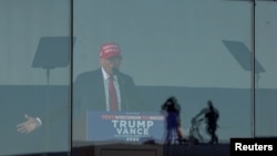 Kandidat presiden dari Partai republik sekaligus mantan Presiden AS, Donald Trump, berbicara dalam sebuah kampanye di Juneau, Wisconsin, pada 6 Oktober 2024. (Foto: Reuters/Brendan McDermid)