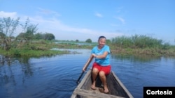 Miriam Madrid, pescadora de 50 años navega en la localidad de Cerrito, en el Caribe colombiano. Foto de diciembre de 2024.