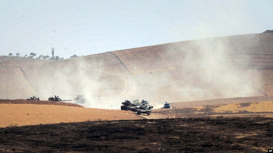 Quân đội Thổ Nhĩ Kỳ di chuyển bên trong lãnh thổ Syria gần Karkamis, Thổ Nhĩ Kỳ, ngày 26 tháng 8 năm 2016. 