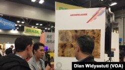 Arekha Bentang, Chief Operating Officer Mycotech tengah menjelaskan teknologi yang mereka ciptakan pada pengunjung SXSW di Austin, Texas, AS.