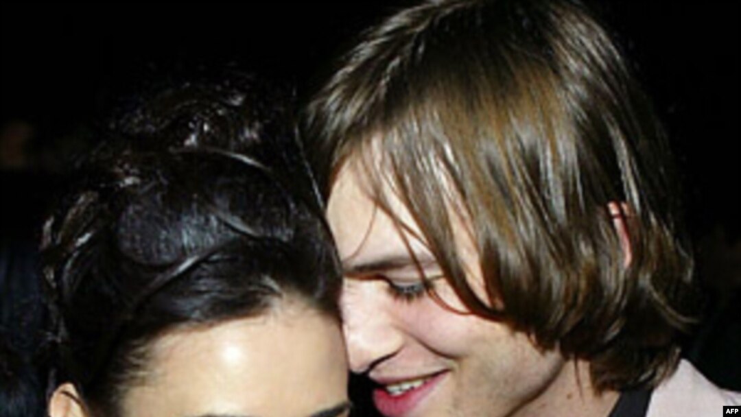 Xola kelinini rus hammomida buglab, tili bilan mushukini silagan.