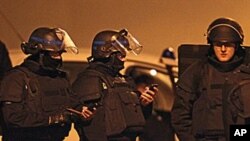 法国警察3月21日在图卢兹嫌疑枪手躲避的建筑物外