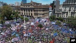 Manifestantes antigubernamentales protestan contra las reformas económicas del presidente argentino Javier Milei frente a la Corte Suprema, mientras los sindicatos impugnan legalmente las medidas en Buenos Aires, Argentina, el miércoles 27 de diciembre de 2023.