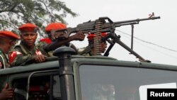 ARCHIVES - Des éléments de la police militaire patrouillent dans les rues de Kinshasa, en République démocratique du Congo, le 29 juin 2017.