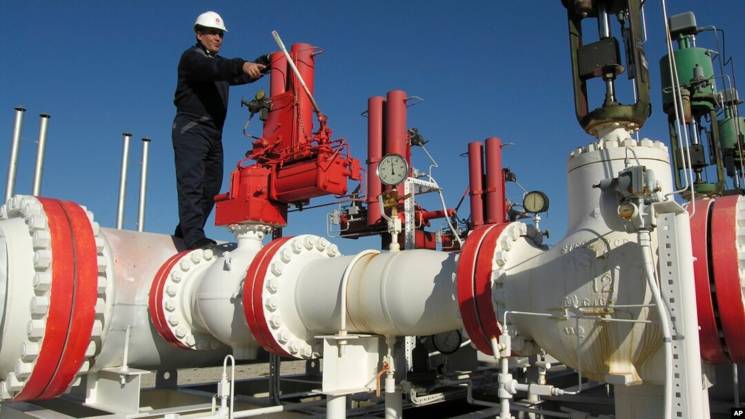 Seorang pekerja memeriksa pipa gas di Yapracik, pinggiran Ankara, Turki (foto: ilustrasi). 