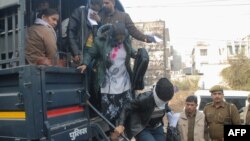 Indian police escort some of the 126 people who have been arrested for involvement in an alleged scam to defraud US citizens, Noida, east of New Delhi, Dec. 21, 2018.