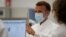 Tổng thống Pháp Emmanuel Macron, thăm công ty  dược Sanofi Pasteur chế tạo vaccine tại nhà máy ở Marcy-l'Etoile, gần Lyon, Pháp ngày 16/6/2020. 