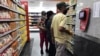 Venezuela: estantes repletos de productos pero pocos pueden comprar