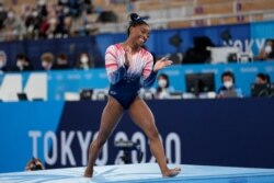 Simone Biles, de Estados Unidos, termina en la viga de equilibrio durante la final de aparatos femeninos de gimnasia artística en los Juegos Olímpicos de Verano de 2020, el martes 3 de agosto de 2021 en Tokio, Japón. (Foto AP / Ashley Landis)