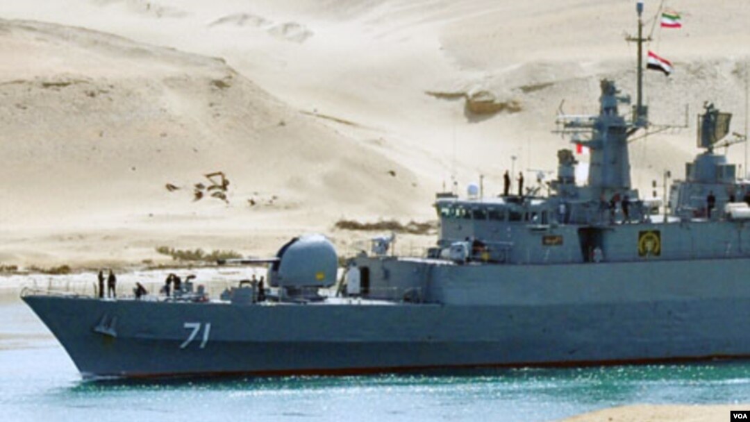 Kapal perang angkatan laut Iran saat melewati Terusan Suez, Selasa pagi (22/2).