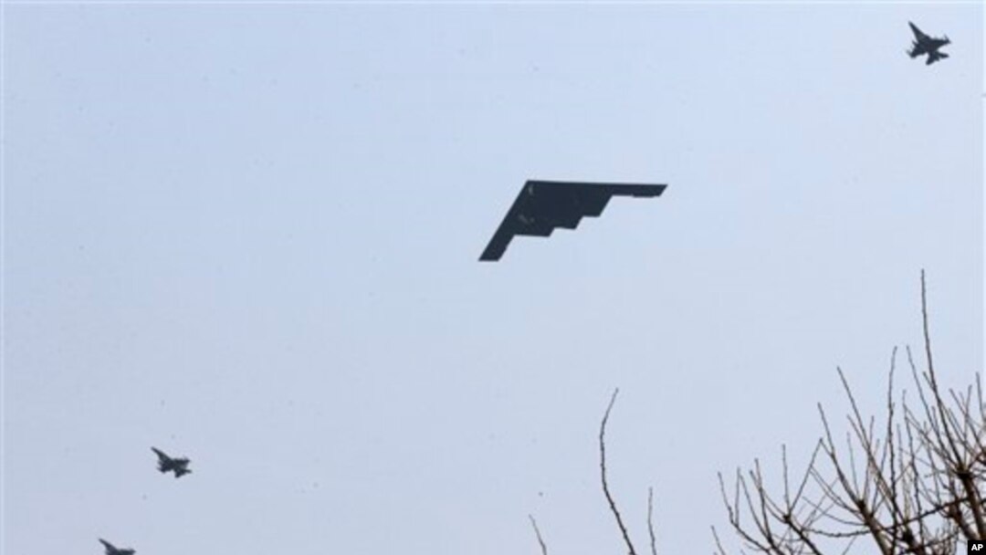 Pesawat pembom B-2 milik Amerika terbang di atas pangkalan udara Amerika di Pyeongtaek, sebelah selatan Seoul, Korea Selatan (foto: 28/3).