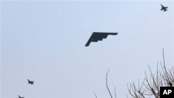 Pesawat pembom B-2 milik Amerika terbang di atas pangkalan udara Amerika di Pyeongtaek, sebelah selatan Seoul, Korea Selatan (foto: 28/3).