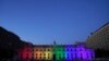 El palacio de gobierno de Chile se ilumina con los colores de la bandera LGBT después de que el Senado aprobó un proyecto de ley sobre el matrimonio entre personas del mismo sexo en Santiago, Chile, el 7 de diciembre de 2021.