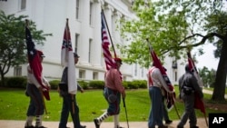 Las banderas confederadas fueron retiradas del monumento a la Confederación en el Capitolio de Alabama.