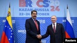 El presidente de Rusia, Vladimir Putin, se reúne con el presidente de Venezuela, Nicolás Maduro, en el marco de la cumbre BRICS en Kazán el 23 de octubre de 2024. ALEXANDER NEMENOV/Pool vía REUTERS