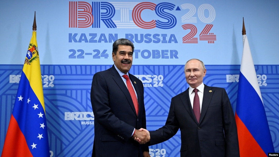 Presiden Venezuela Nicolas Maduro (kiri) menjabat tangan Presiden Rusia Vladimir Putin di sela KTT BRICS di Kazan, Rusia, pada 23 Oktober 2024. (Foto: Alexander Nemenov/Pool via Reuters)