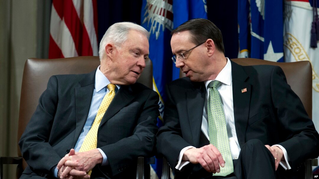 Bộ trưởng Tư pháp Mỹ Jeff Sessions nói chuyện với người phụ tá Rod Rosenstein