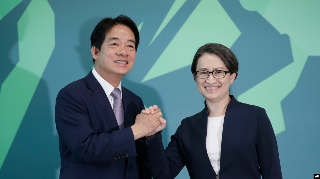 民进党总统候选人赖清德正式宣布副手人选为现任台湾驻美代表萧美琴（右）。 （2023年11月20日）