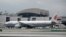 Máy bay của hãng Air China đậu tại Phi trường Quốc tế Loa Angeles, California.