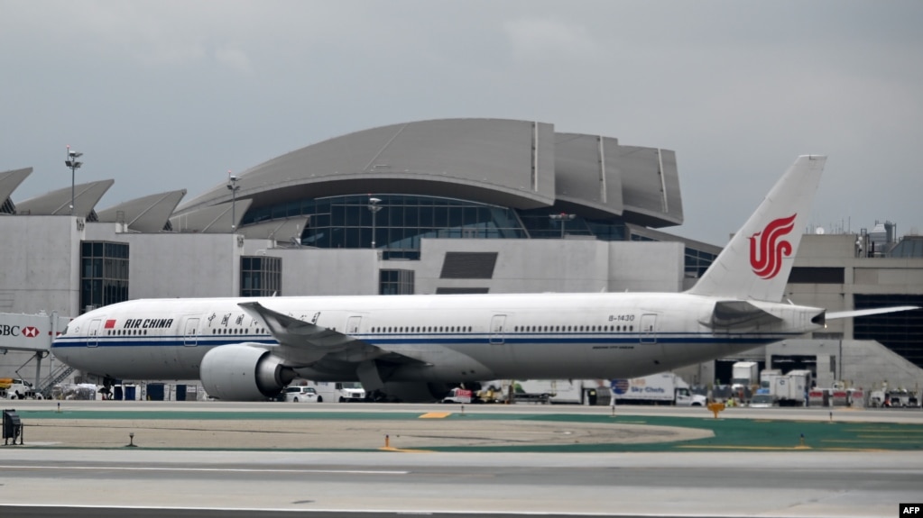资料照：一架中国国际航空公司的飞机停靠在美国加州洛杉矶国际机场。(2019年5月9日)(photo:VOA)
