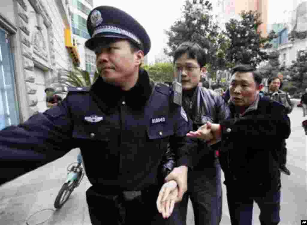 上海反独裁的示威游行，有学子被请走 (2)