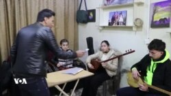 Li Ser Şopa Adîk Zarokan Fêrî Muzîkê Dike
