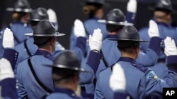 Los miembros del 90.º Grupo de Entrenamiento de Reclutas de la Policía Estatal de Massachusetts juran como agentes del orenden, durante las ceremonias del miércoles 9 de octubre de 2024 en el DCU Center, en Worcester, Massachusetts. 