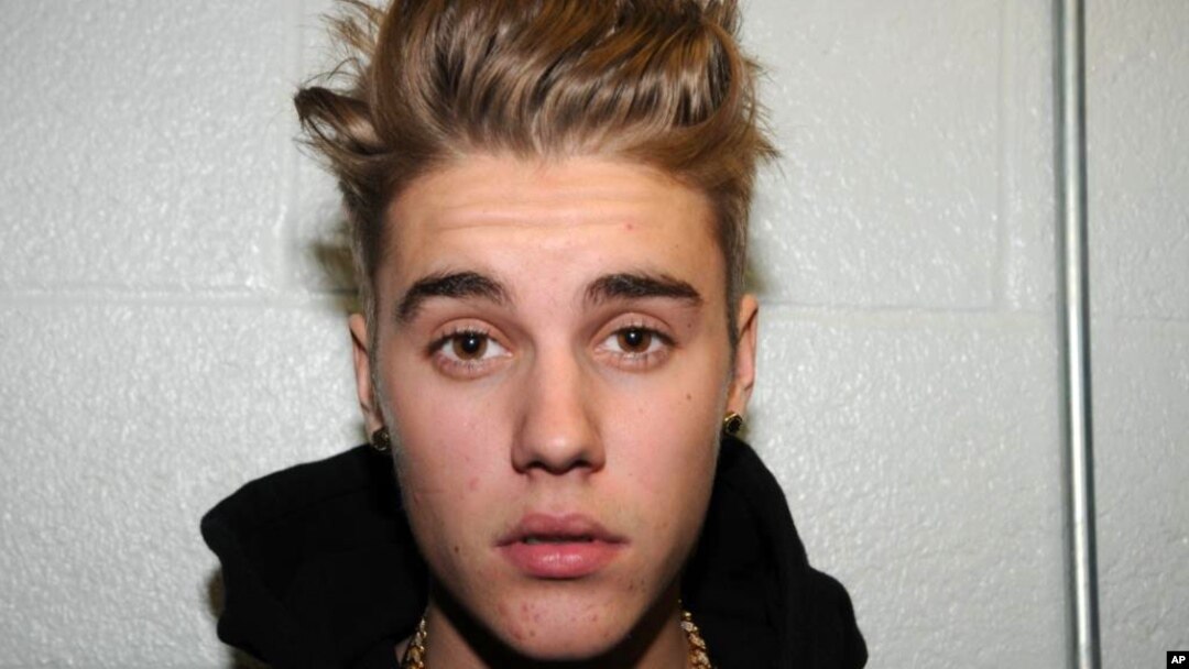 Justin Bieber di kantor polisi Miami Beach tahun 2014 lalu. Saat itu, ia ditahan atas dakwaan menyupir di pengaruh alkohol dan obat-obatan.