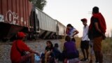베네수엘라 이주민들이 멕시코 북부에서 미국 국경으로 가는 열차를 기다리고 있다. (자료사진)