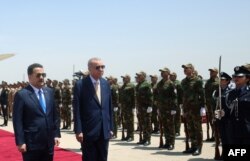 صدر ایردوان عراق کے وزیراعظم شیاع السوڈانی کے ساتھ گارڈ آف آنر کا معائنہ کر رہے ہیں۔ 22 اپریل 2024