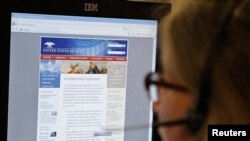یک روزنامه‌نگار وبسایت سنای آمریکا را بعد از حمله هکرها بررسی می‌کند – امنیت اینترنتی یکی از عوامل اصلی نگرانی مردم آمریکاست.