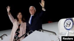 Wakil Presiden Amerika Mike Pence dan istrinya Karen tiba di Tokyo hari Senin (12/11). 