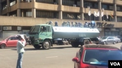 Izimota zamapholisa ezisetshenziswe ukususa abathenga bethengisa impahla enzikini yedolobho leHarare.