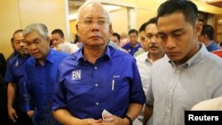 Malaysia's outgoing Prime Minister Najib Razak walks to a news conference to concede the general election in Kuala Lumpur, Malaysia, May 10, 2018.