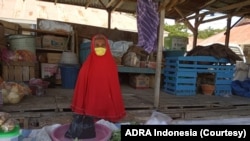 Ibu Rennu (75) saat masih berjualan sayur mayur di pasar tradisional Petobo, Kota Palu, Sulawesi Tengah, 13 April 2020. (Foto: ADRA Indonesia)