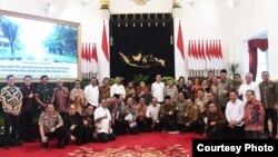 Presiden Jokowi berfoto bersama para Menteri dan pimpinan lembaga negara usai Sidang Kabinet Paripurna terakhir di Istana Kepresidenan, Jakarta, Kamis (3/10) (Courtesy: Setpres RI)