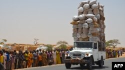 Une voiture surchargée voyage vers le camp de réfugiés de Diffa le 17 mai 2016, près de la frontière Niger-Nigeria. 