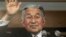 日本天皇明仁在他80岁生日的这天早晨站在皇宫阳台透过防弹玻璃向广大民众挥手致意。（2013年12月23日）