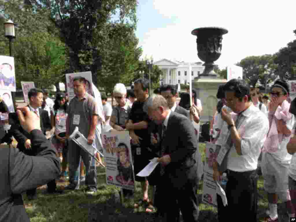 백악관 앞에서 기도회를 인도하는 한국 기독교 사회책임 공동대표 서경석 목사 등 참석자들