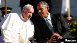 U.S. President Barack Obama (R) sits with Pope Francis during an arrival ceremony for the pope at the White House in Washington, Sept. 23, 2015.